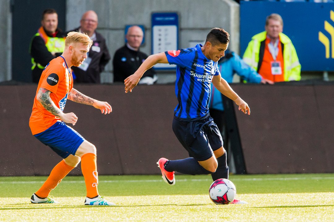 MÅLGIVENDE: Ronald Hernández slo innlegget som førte til at Stabæk gikk opp i 1–0 borte mot Aalesund søndag. Foto: SCANPIX
